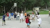 姚明球衣加2k4球鞋！视频里这批人最晚也是1988年以前了？